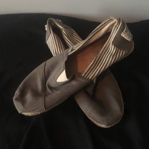 Gray and white sneakers (toms)